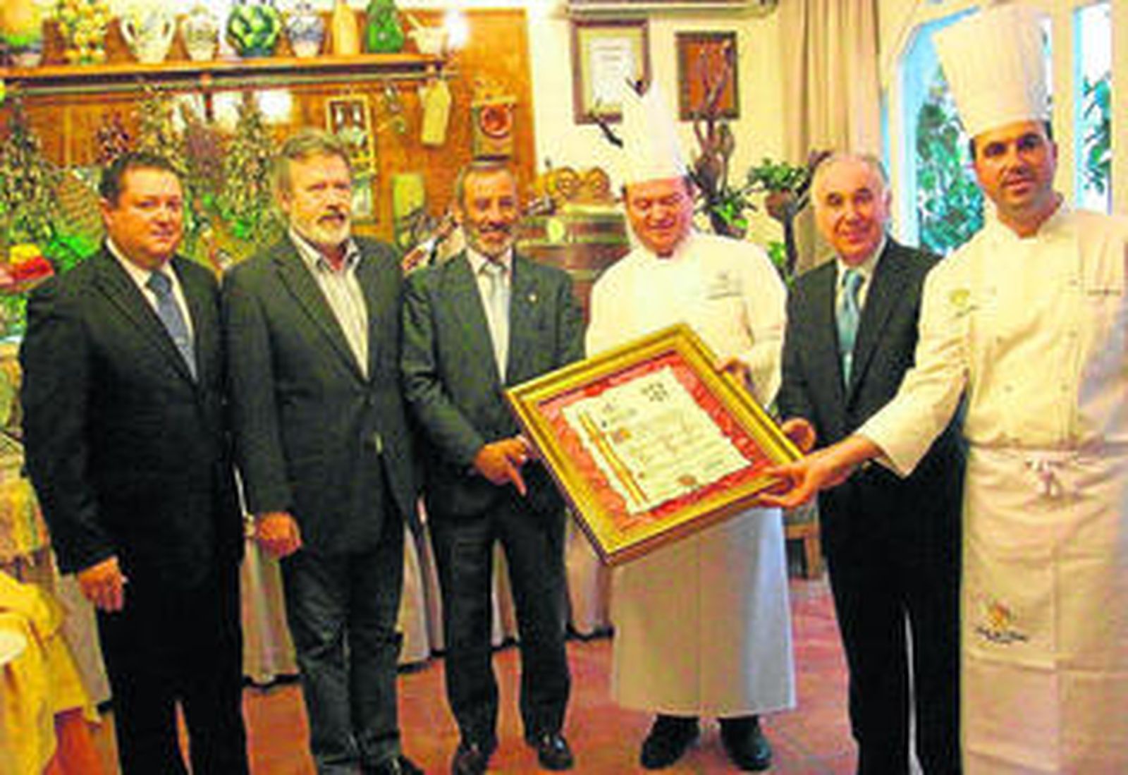 José Pedraza recibe el reconocimiento de Terraza Carmona.