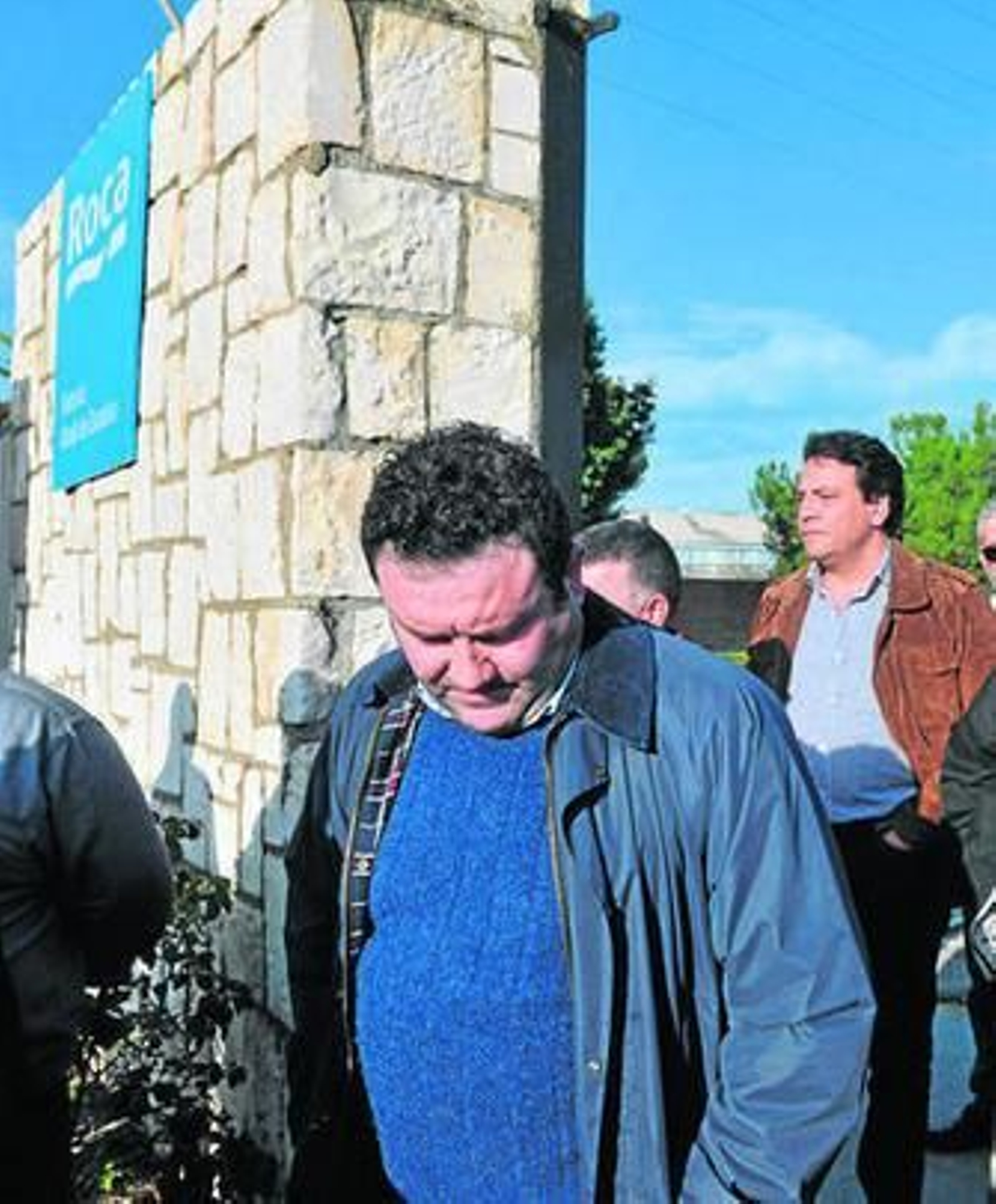 Trabajadores en la puerta de la fábrica Roca.