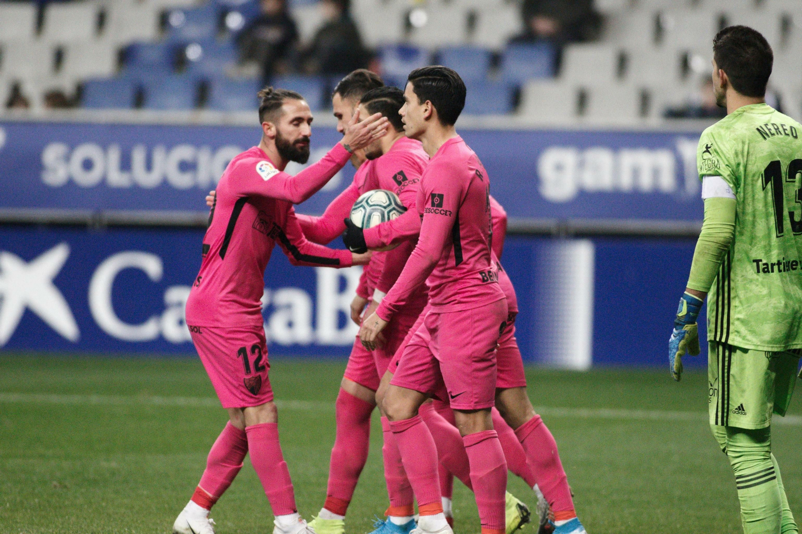 Cifu celebra el gol con sus compañeros. Cifu celebra el gol con sus compañeros.