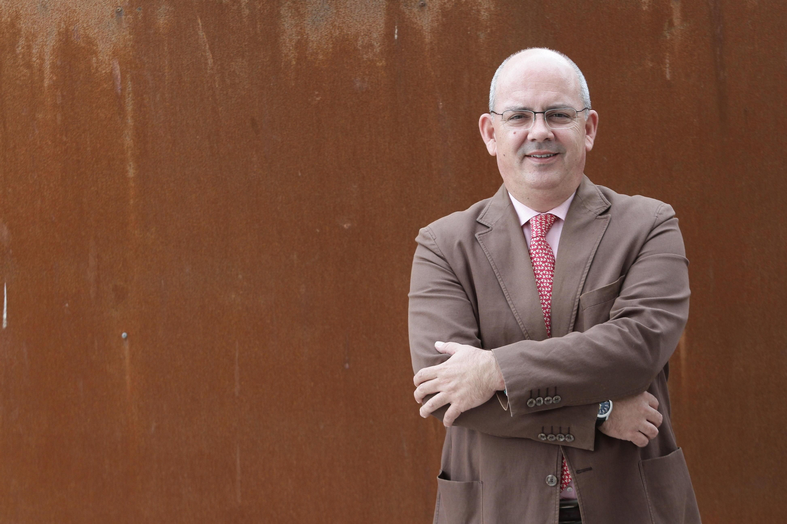 El presidente de la CEC, Javier Sánchez Rojas, posa en el exterior del edificio Nexus de Algeciras, donde la Confederación tiene su sede para el Campo de Gibraltar.