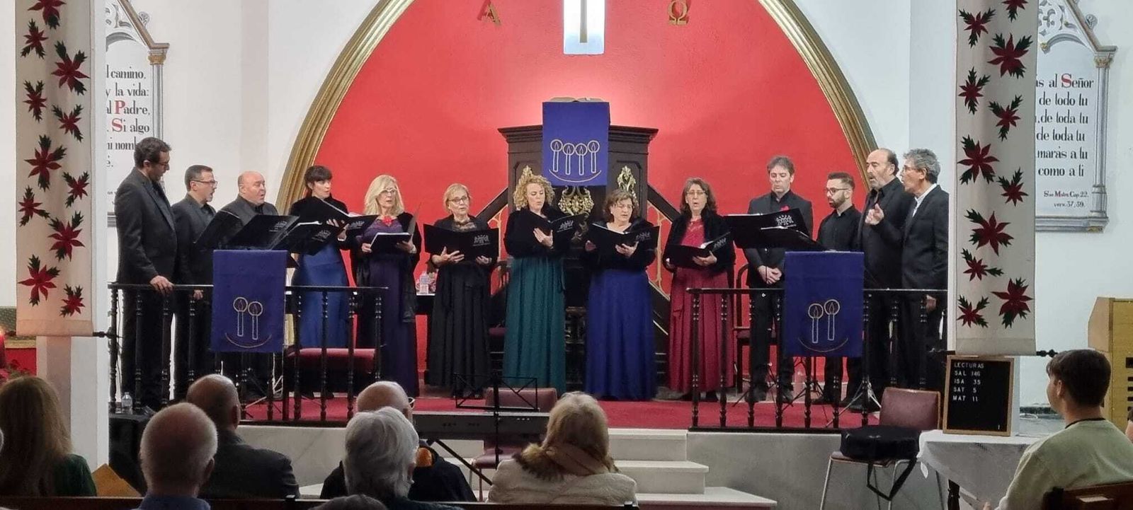Concierto de Navidad que estuvo a cargo del coro Nova Música en la iglesia evangélica El Buen Pastor.