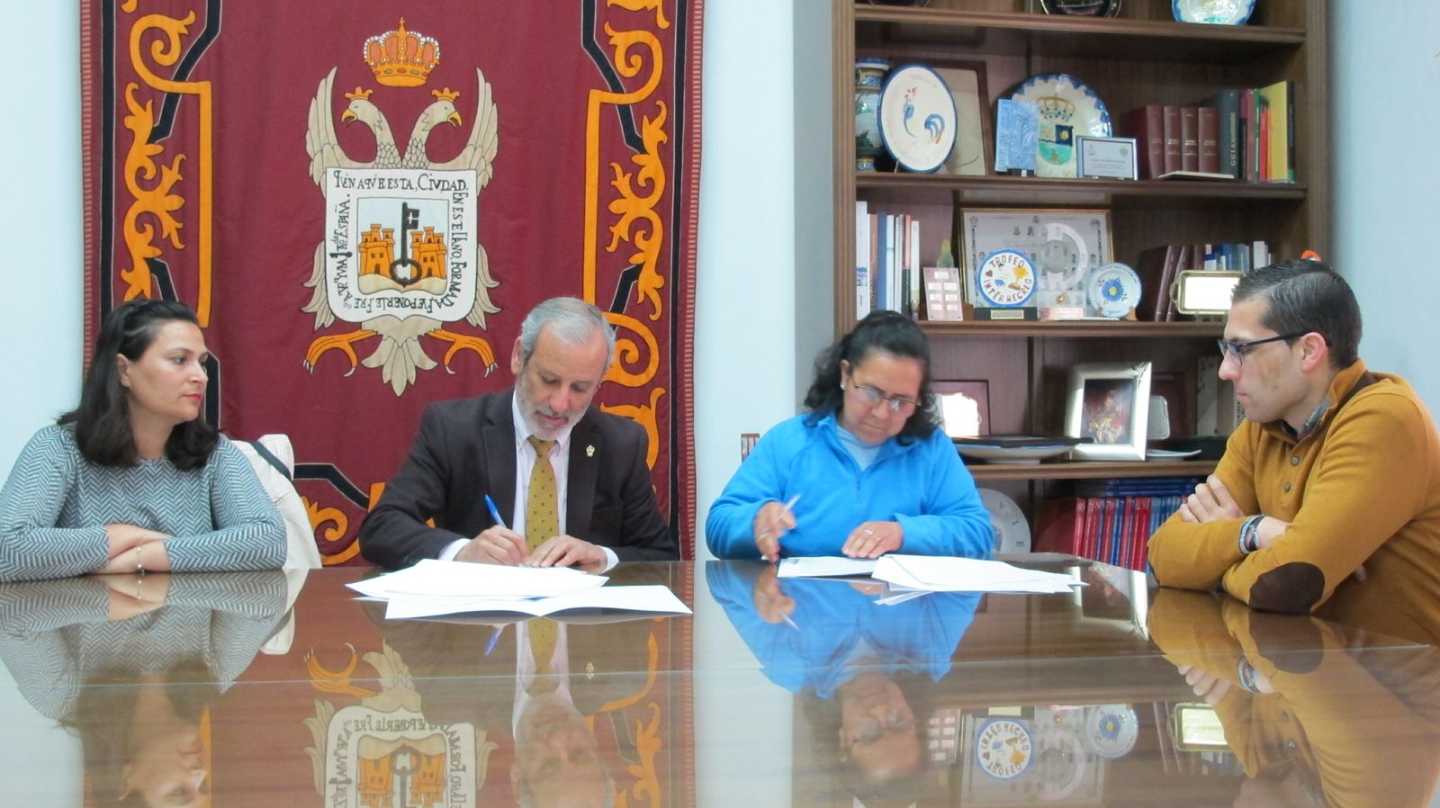 El alcalde de Vera firma el convenio de colaboración con la asociación Hudea.