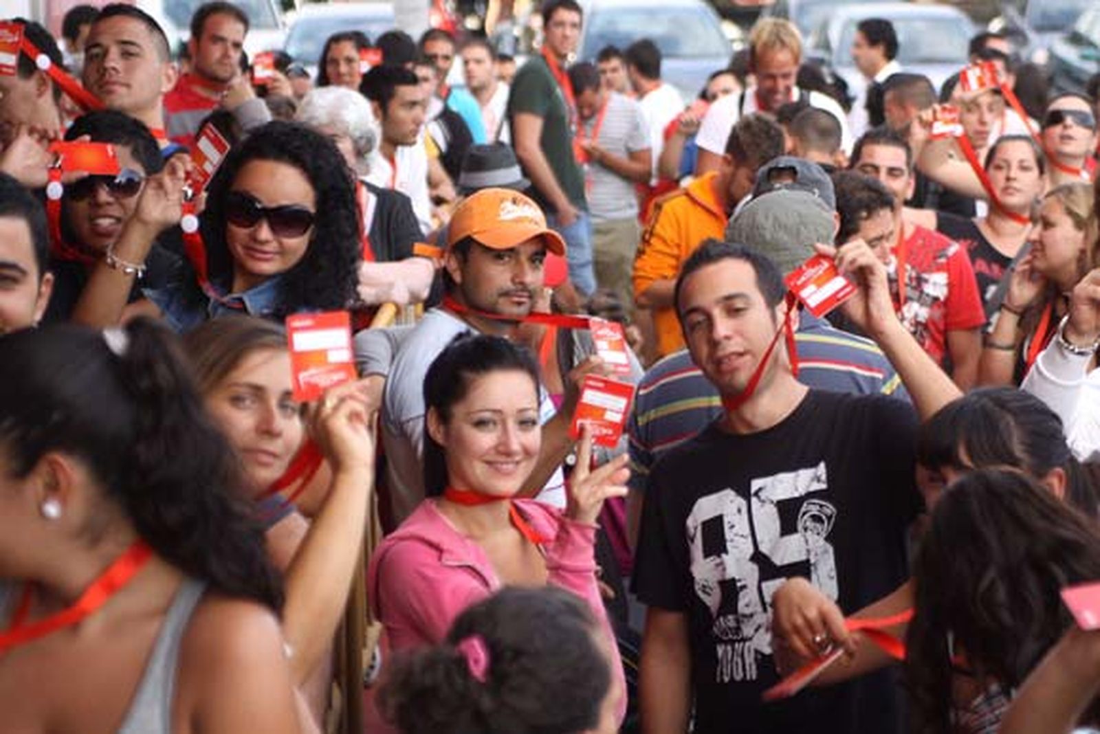 Multitud de personas se agolparon a las afueras de las instalaciones a la espera de la apertura de la nueva tienda Worten instalada en Las Marismas, en la localidad de Los Barrios

Foto: Vanessa Perez