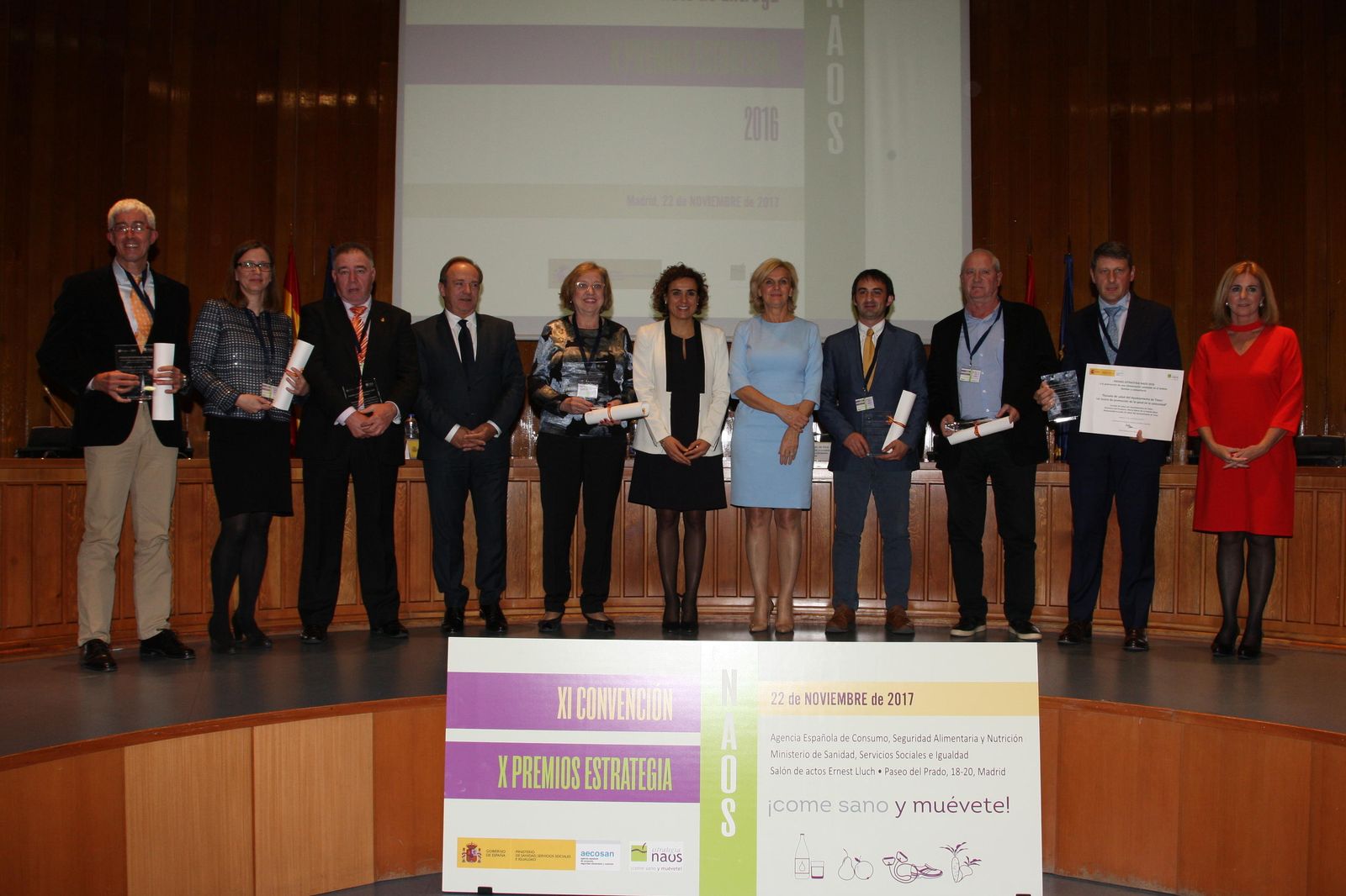 El presidente de Unica Group, José Martínez Portero, tercero por la izquierda, junto al resto de galardonados por el Ministerio de Sanidad, ayer en Madrid.