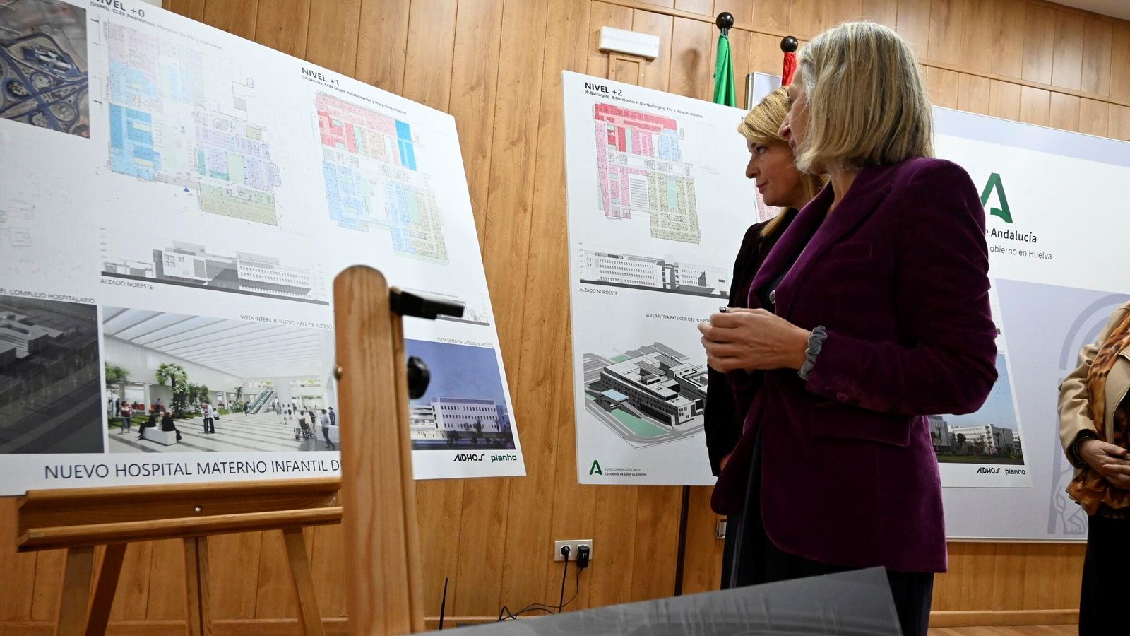 Rocío Hernández el día en el que expuso el proyecto del hospita Materno Infantil de Huelva, el pasado marzo junto a Pilar Miranda.
