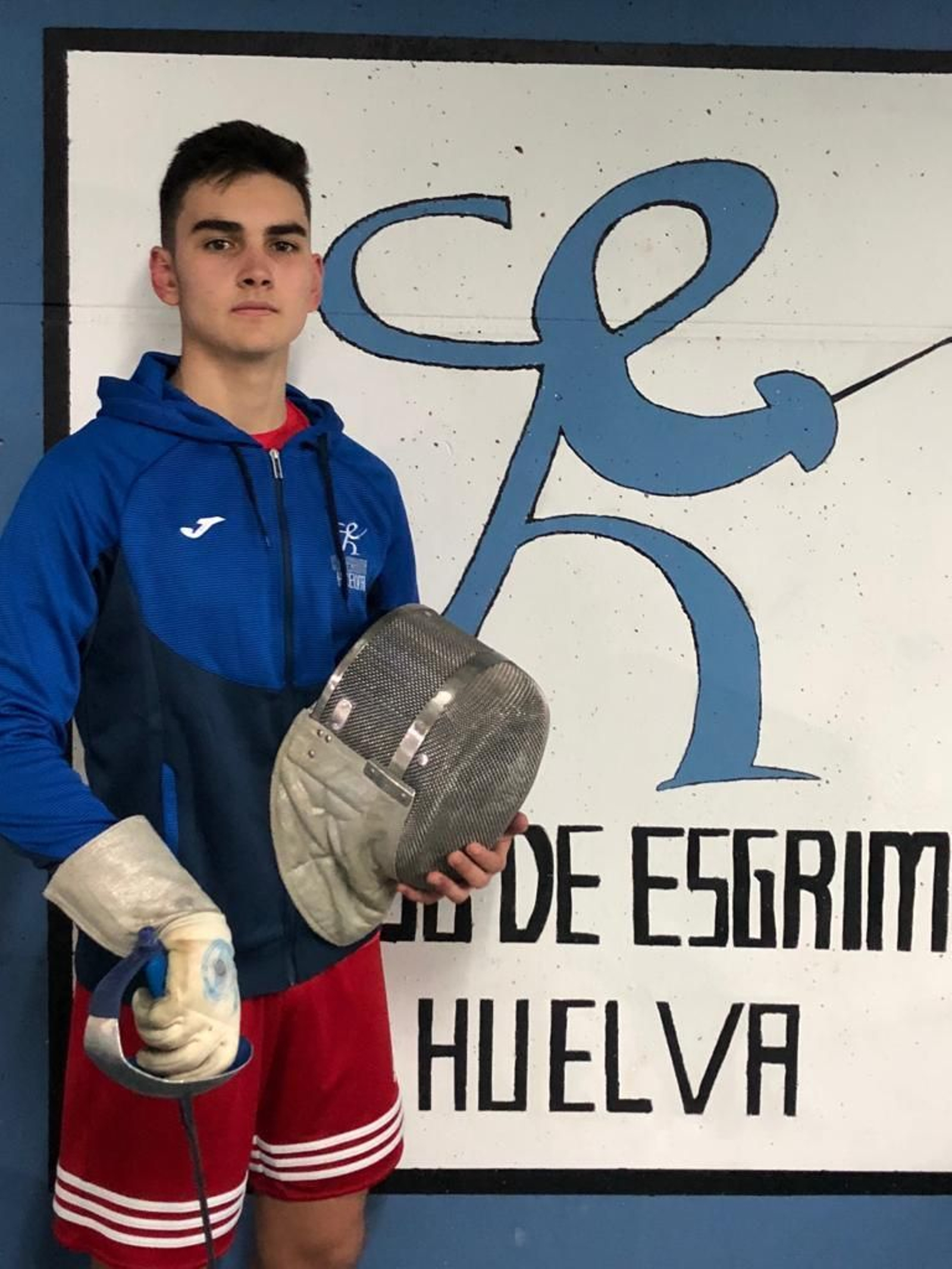 Stefan Rojas posa con su sable en una sesión de preparación del Club Esgrima Huelva.