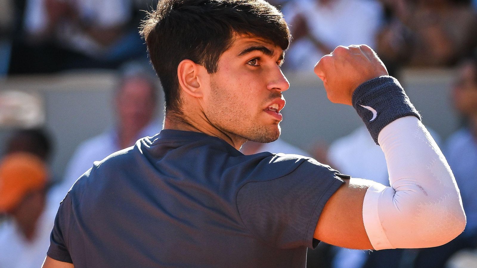 Carlos Alcaraz celebra un punto durante la semifinal ante Sinner.