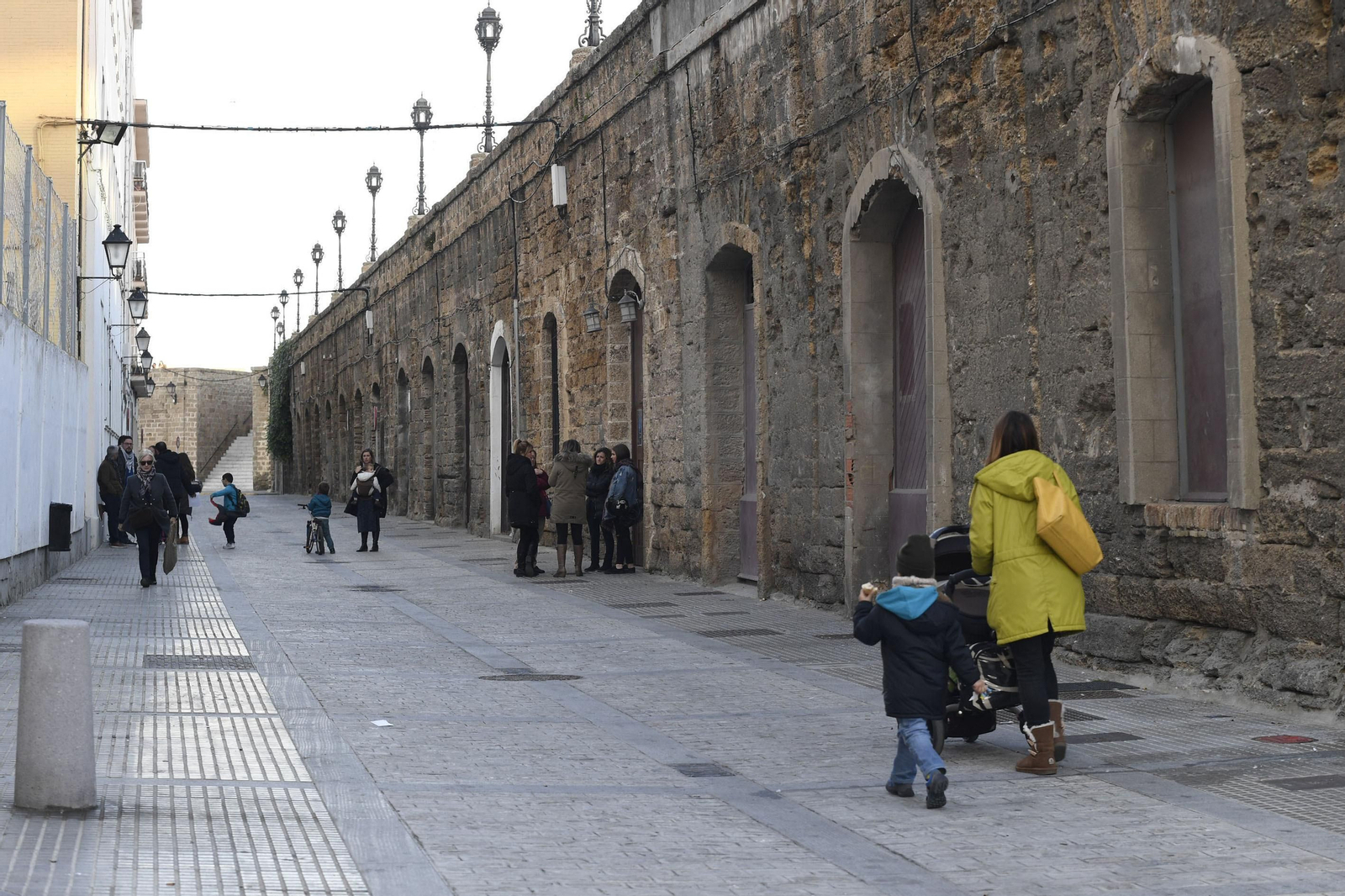 La entrada al colegio situada en esta vía es utilizada a diario por alumnos y profesores.