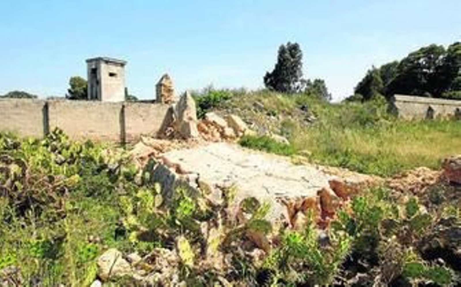 Restos del muro que se vino abajo en el pasado mes de enero en el Cementerio de los Ingleses (o de San Carlos).