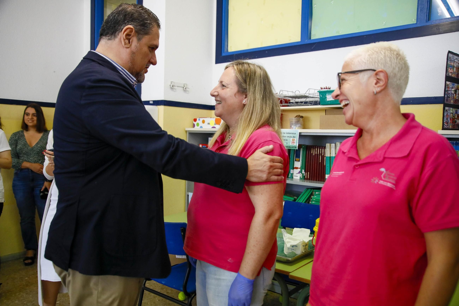 Las imágenes de la campaña de vacunación antigripal a los niños en el CEIP Adela Díaz de Almería