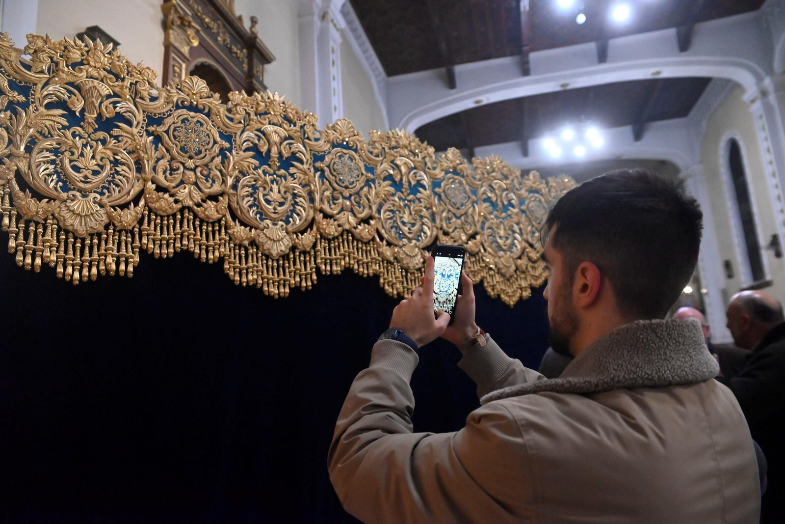 Un hermano hace una fotografía de la nueva bambalina.