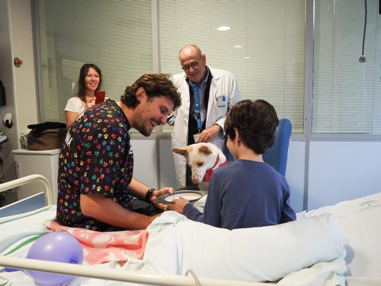 Unidad de terapia canina en el Hospital Materno Infantil de Málaga.