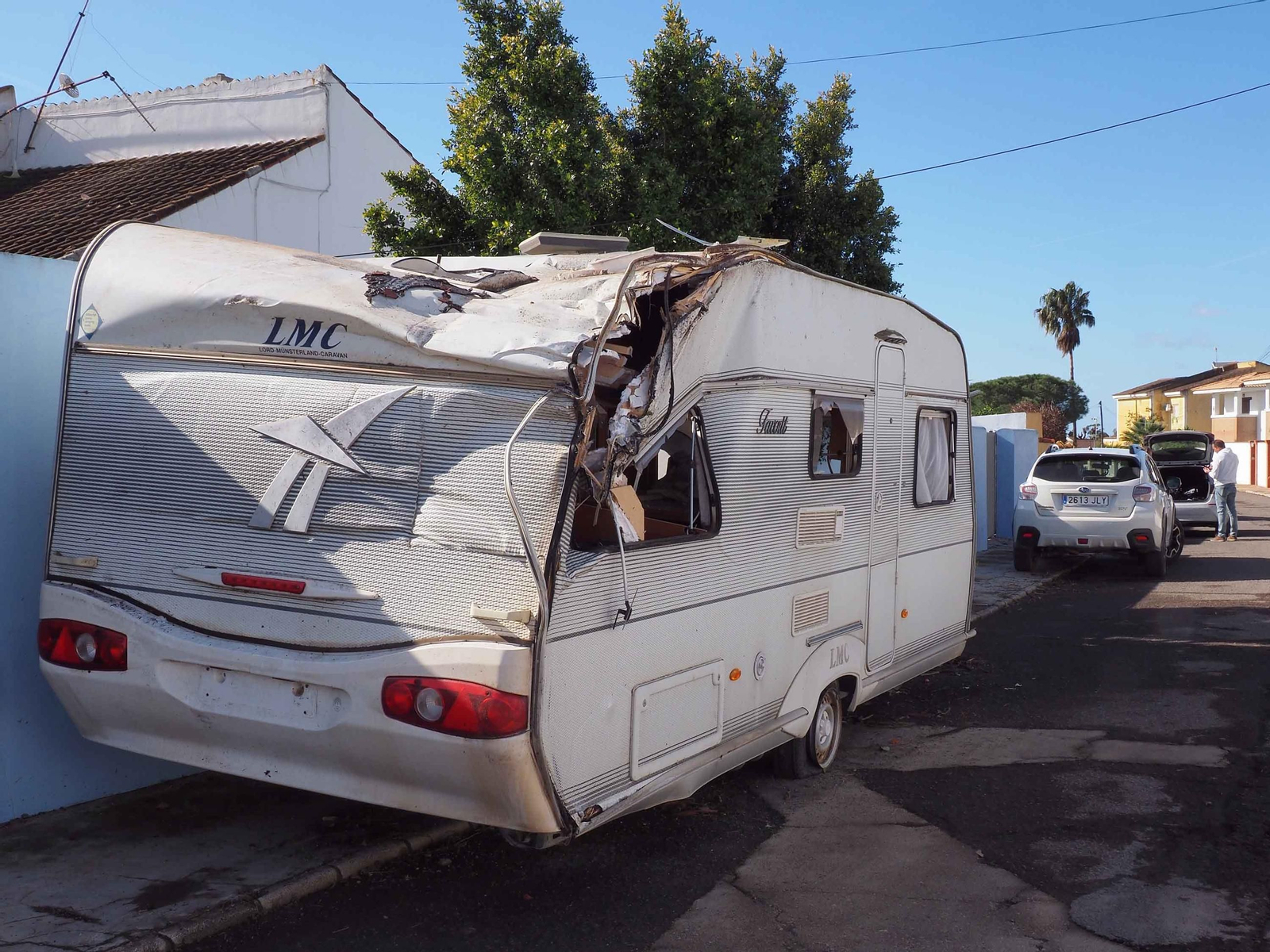 Daños en una caravana que fue tumbada y arrastrada durante varios metros por el fuerte viento en Pozo del Camino Daños en una caravana que fue tumbada y arrastrada durante varios metros por el fuerte viento en Pozo del Camino