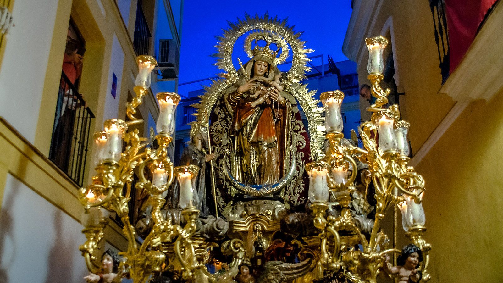 La Reina de Todos los Santos recorriendo las calles estrechas de su feligresía