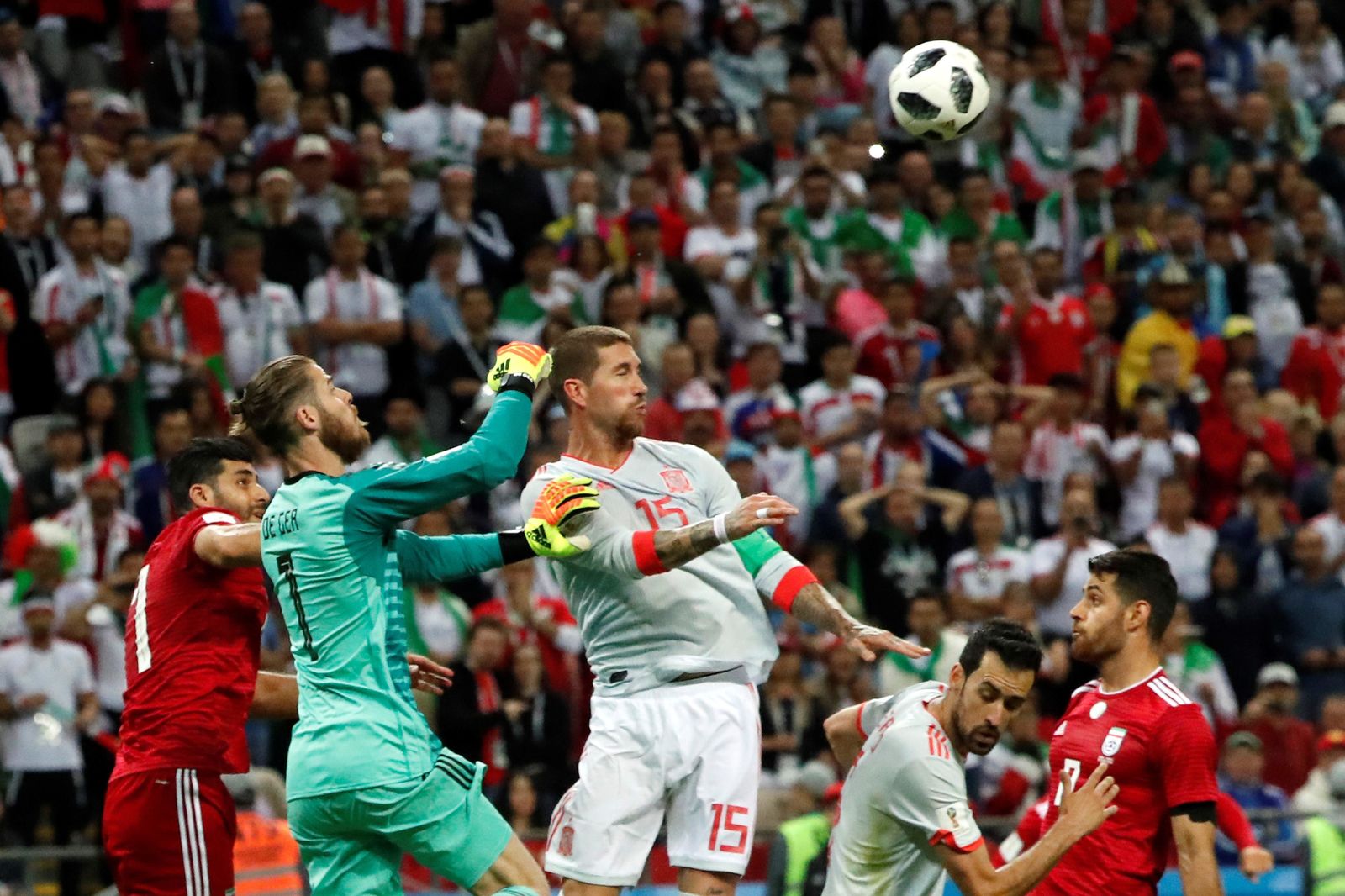 De Gea salta a despejar un balón aéreo ante su compañero Sergio Ramos en uno de los acercamientos iraníes de la segunda mitad.