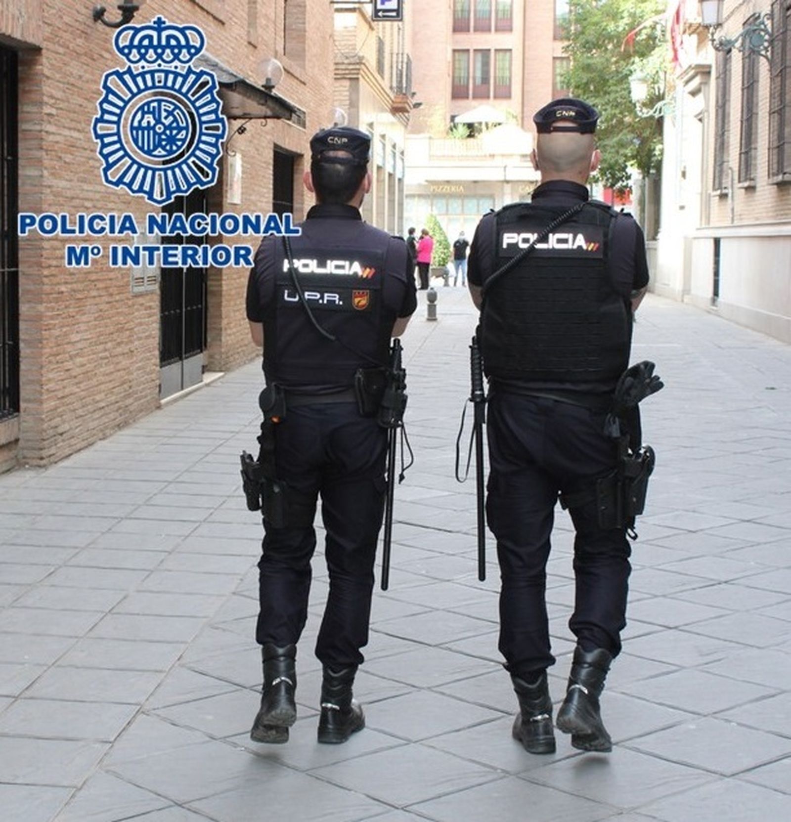 Patrulla policial en la calle.