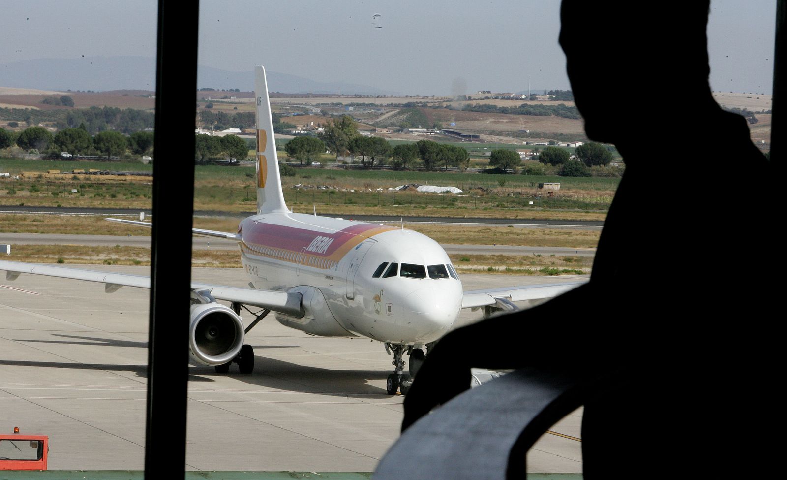 Un pasajero observa el avión antes de despegar