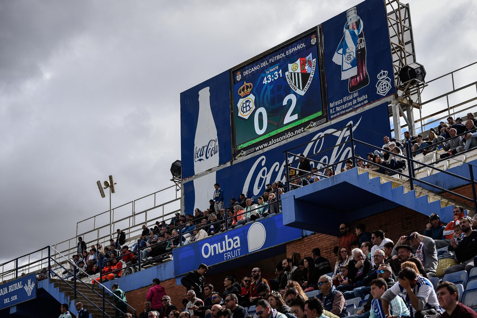 Imágenes de la afición en el Colombino en el Recreativo - Antequera