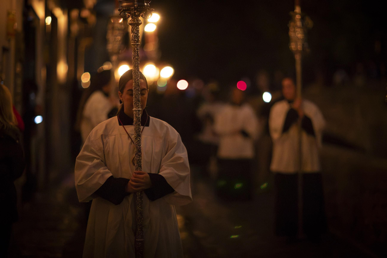 Silencio y oscuridad: las mejores fotos de la procesión del Cristo de la Misericordia de Granada