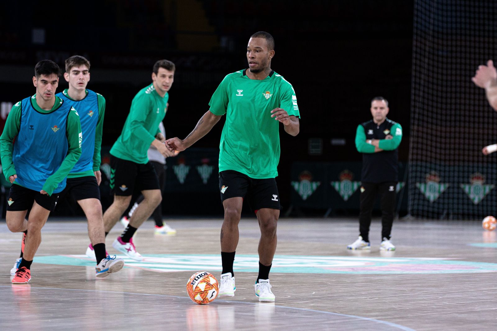 El nuevo fichaje, Carlos Sanz, en el primer entrenamiento a las órdenes de Bruno García.