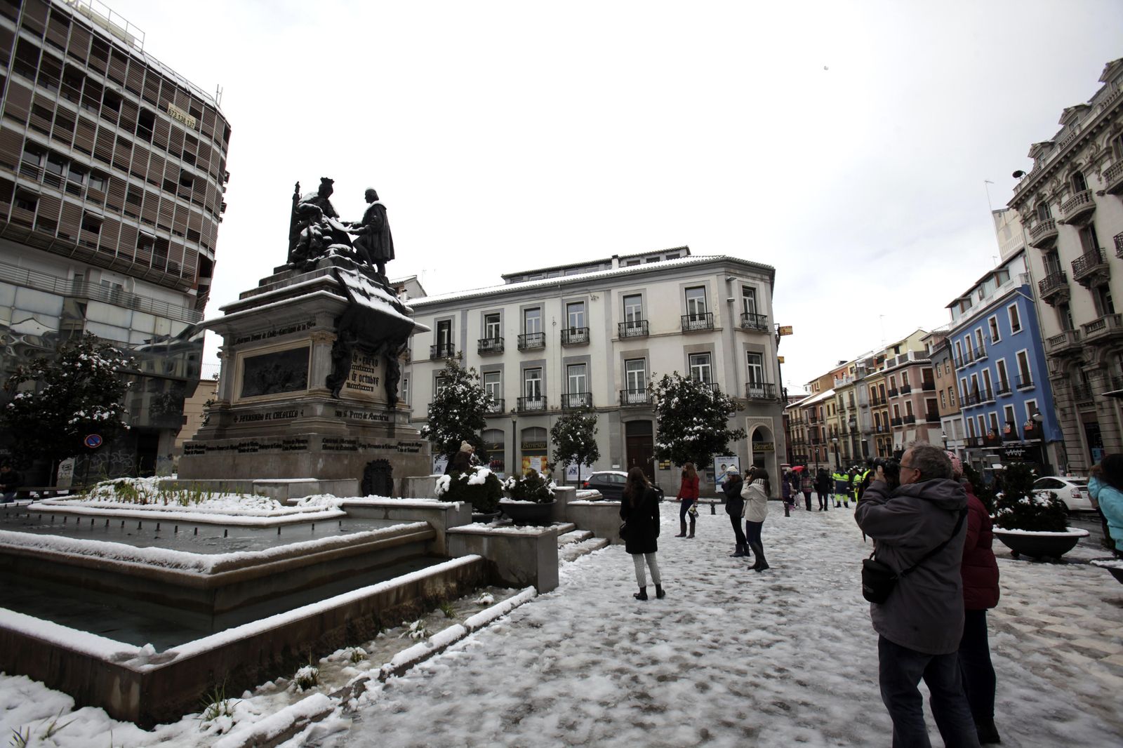 El monumento de Colón e Isabel la Católica, con nieve.