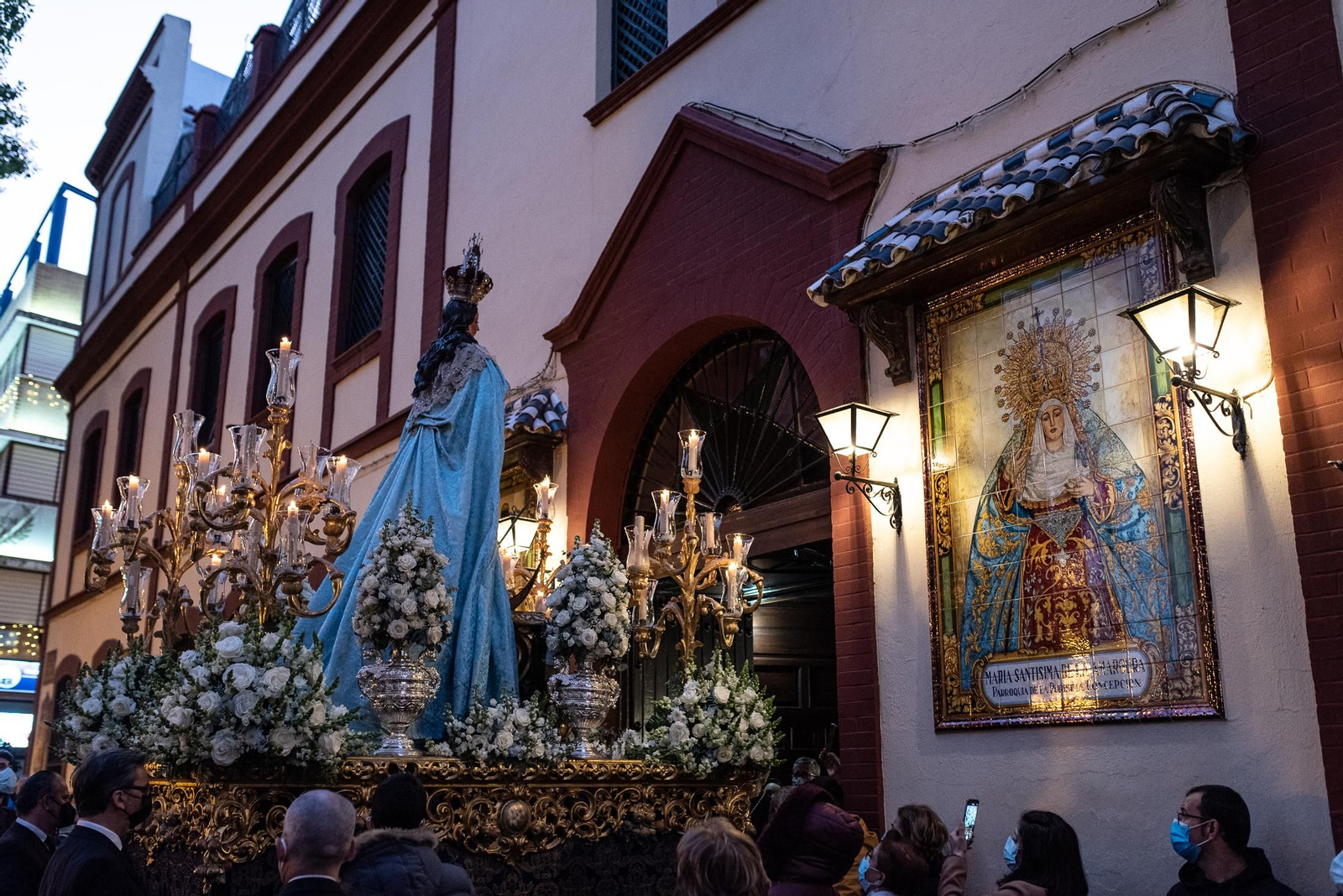 Imágenes de la Inmaculada Concepción procesionando por las calles de Huelva