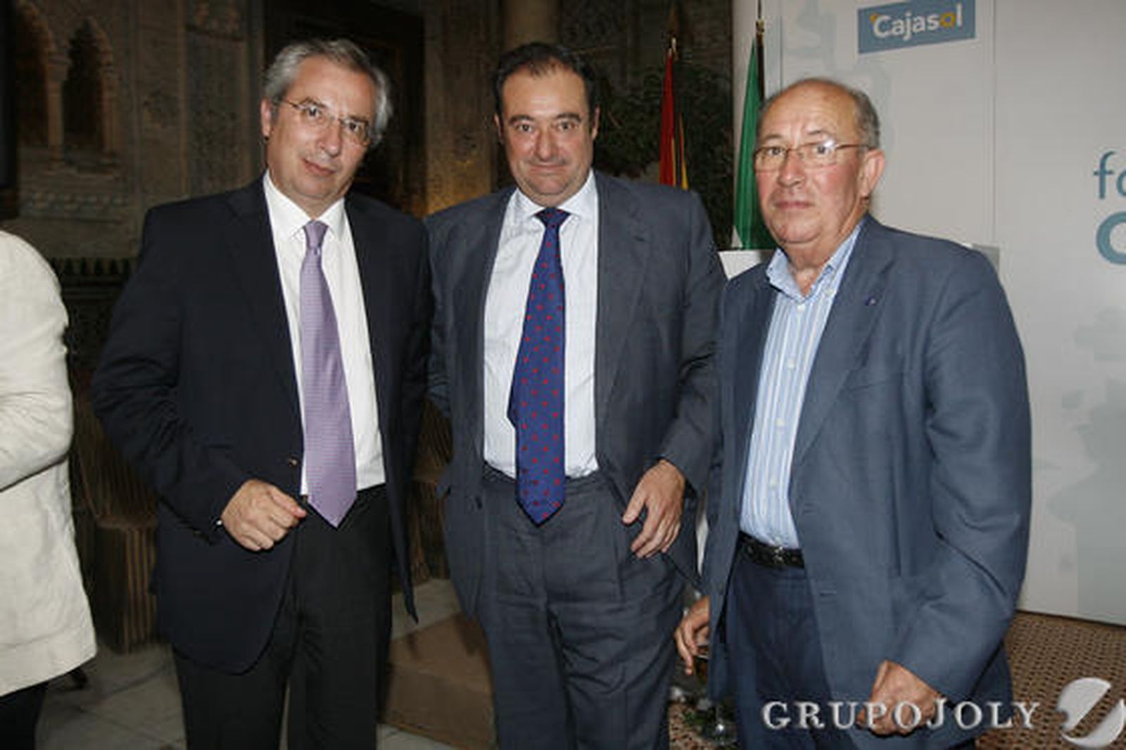 A la izquierda de la imagen el subdelegado del Gobierno en la provincia de Cádiz, Javier de Torre, que departió durante unos minutos con Tomás Valiente, director general del Grupo Joly, y el empresario gaditano Juan Polanco.

Foto: Joaquin Pino