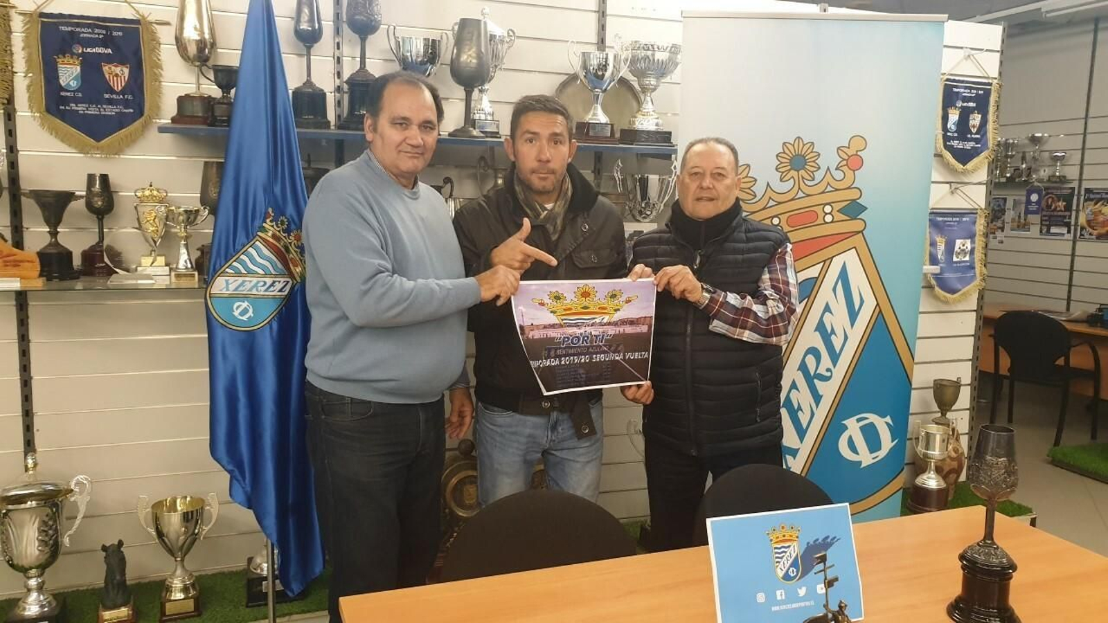 Vicente Vargas, Juan Carlos Gómez y Luis García posan con el cartel de la campaña de socios del Xerez CD.