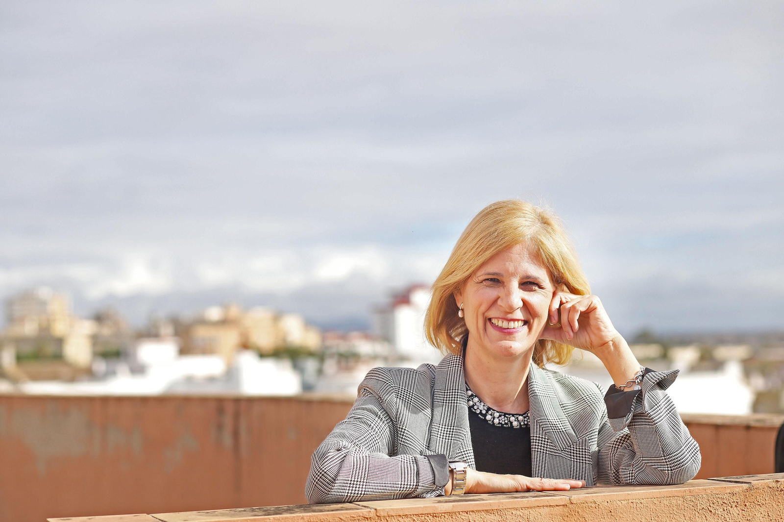 María José García-Pelayo, en la terraza de la sede del PP de Jerez.