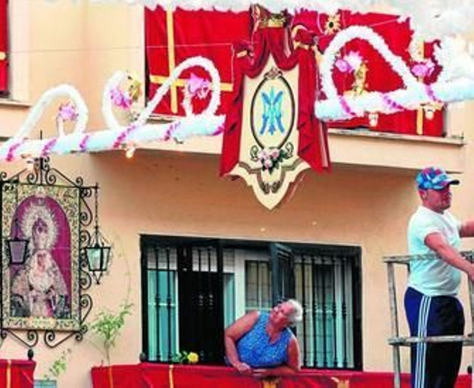 El barrio del Polvorín se exhornaba ayer para el traslado a la capilla del Colegio de las Teresianas.