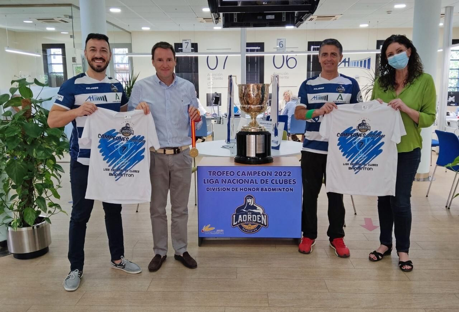 El trofeo de campeón de Liga ya está en Aguas de Huelva.