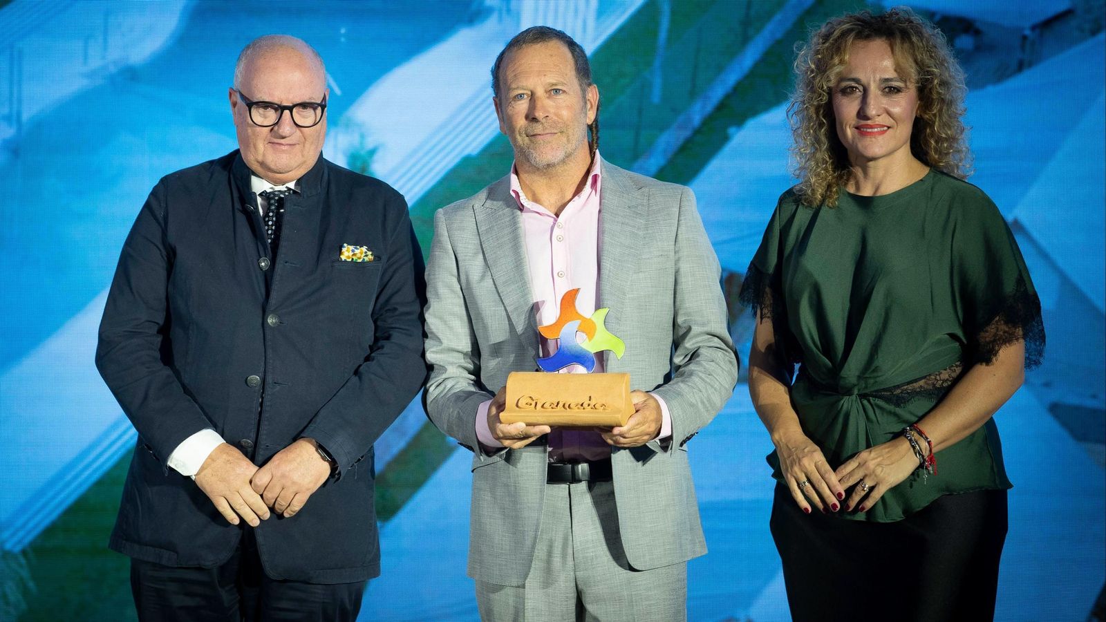 Marta Nievas y Gregorio García, presidente de la Federación de Empresas de Hostelería y Turismo de Granada, entregaron el premio a Álvaro García Cernuda, gerente del Camping Don Cactus