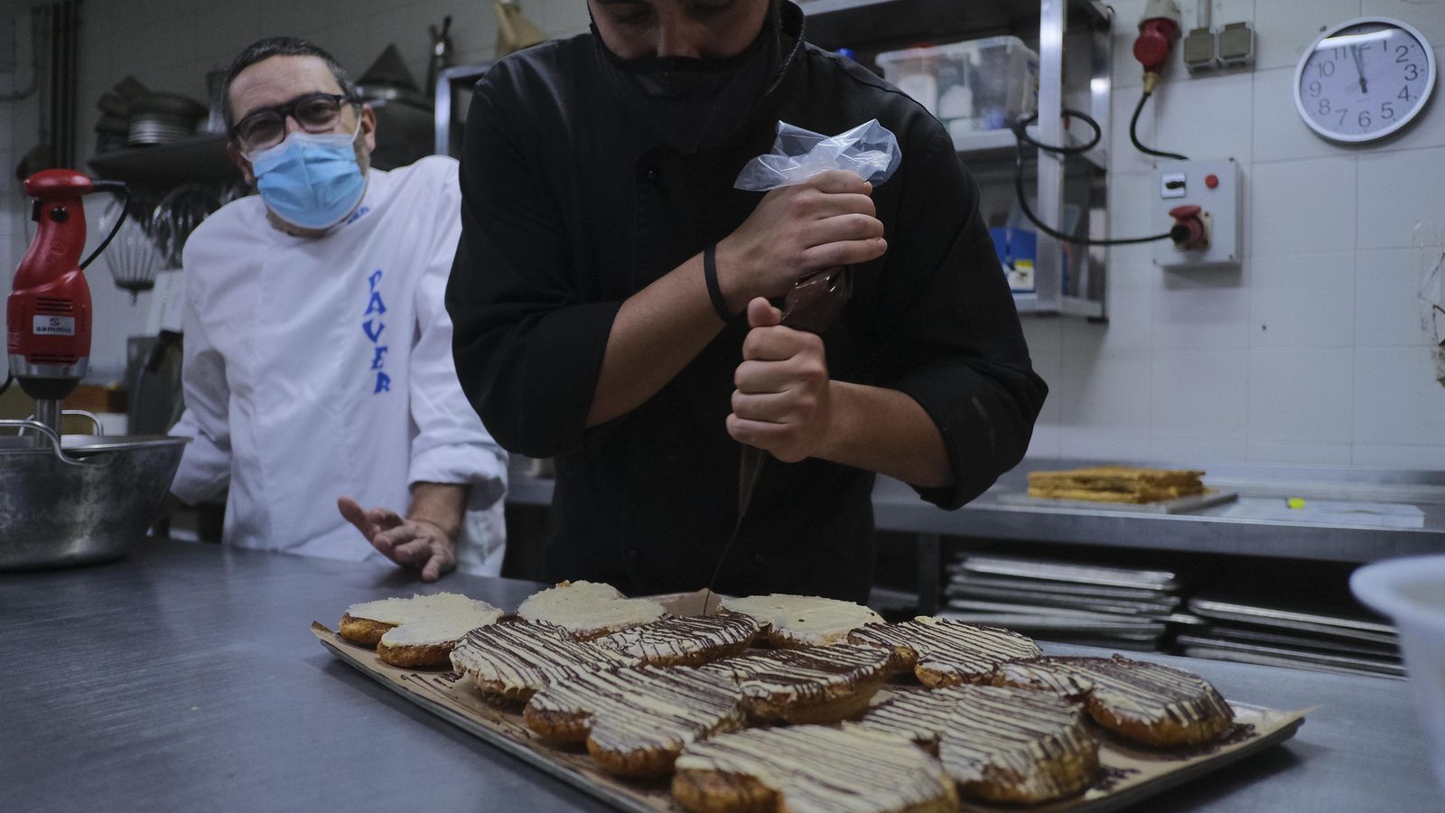 La elaboración de las palmeras se realiza de forma manual.