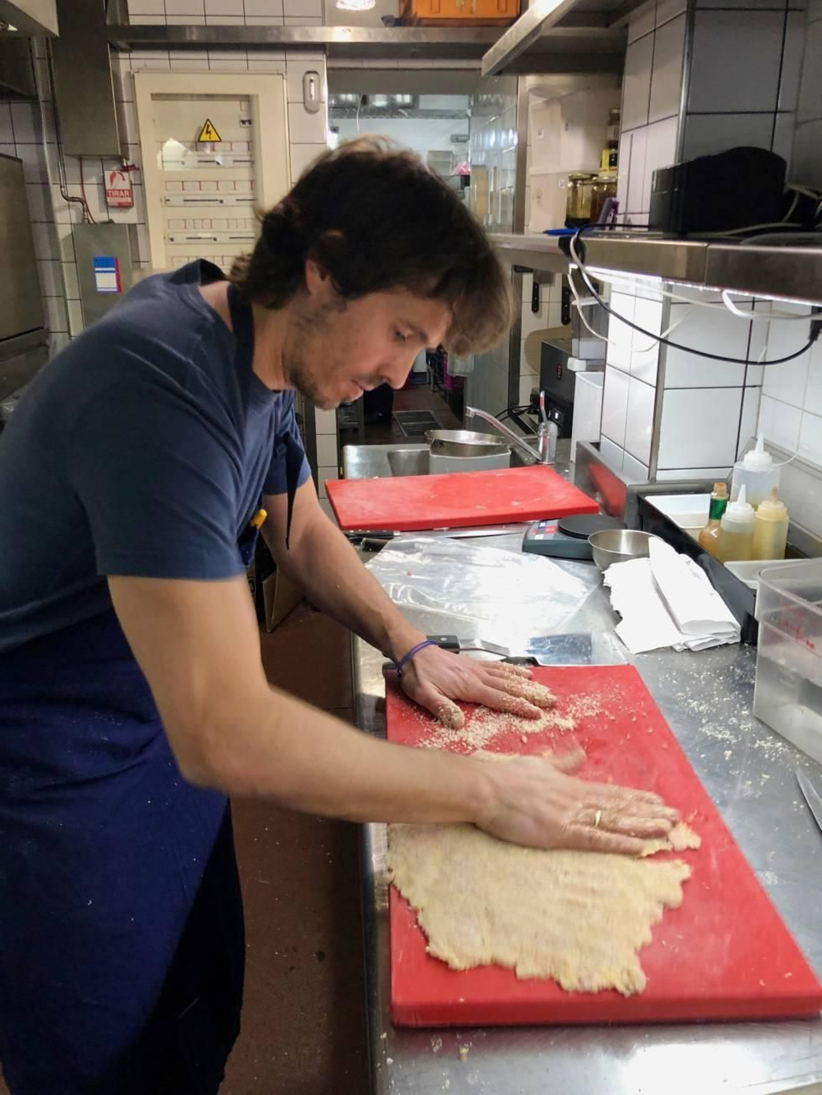 Nino Redruello preparando sus famosos 'Armandos'.