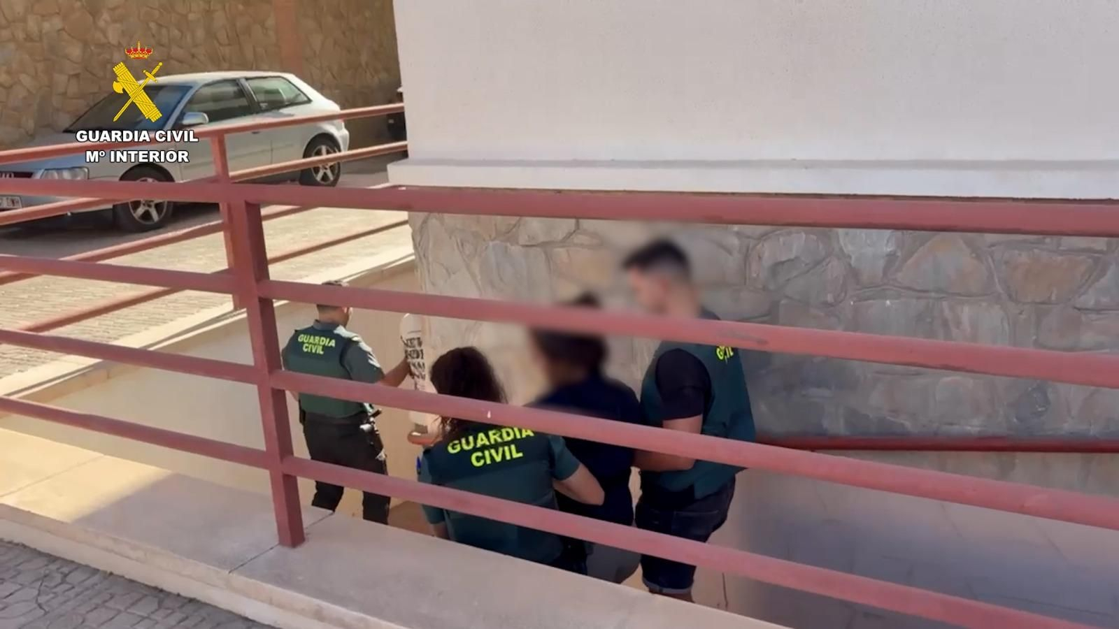 Detenidos en esta operación escoltados por agentes del instituto armado.