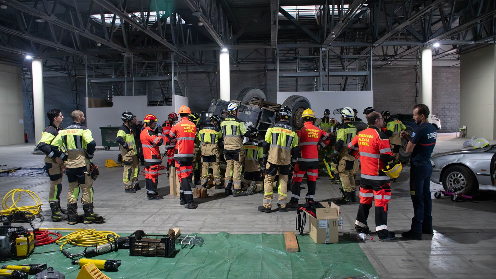 Los bomberos simularon intervenciones con vehículos pesados.