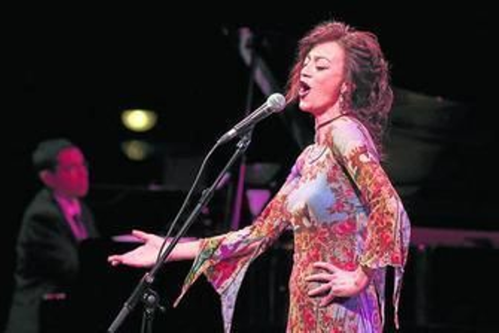 Carmen París, durante una actuación.