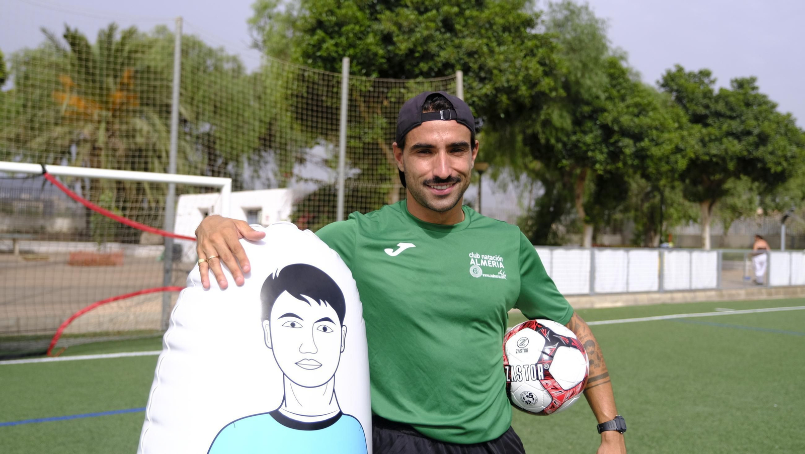 El delantero onubense posa con el material en las instalaciones del Club Natación Almería, una de las sedes de su proyecto.