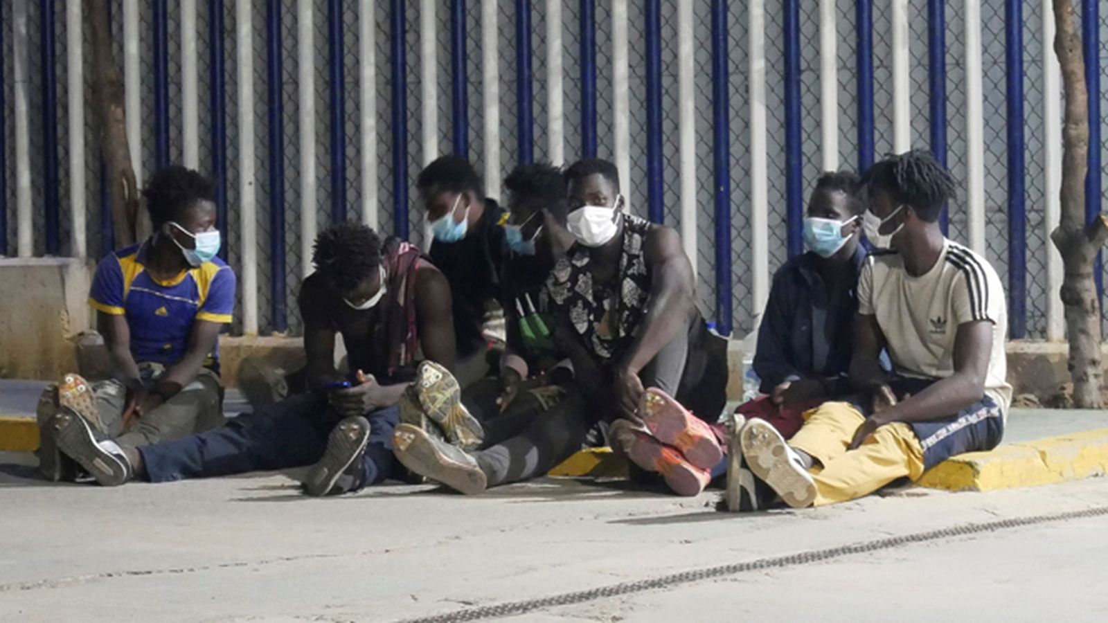 Varios migrantes de origen subsahariano permanecen bajo vigilancia policial tras acceder a Melilla.