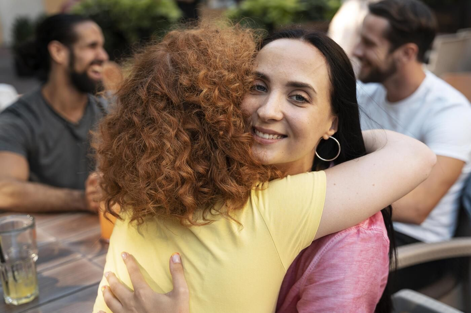 Personas abrazándose