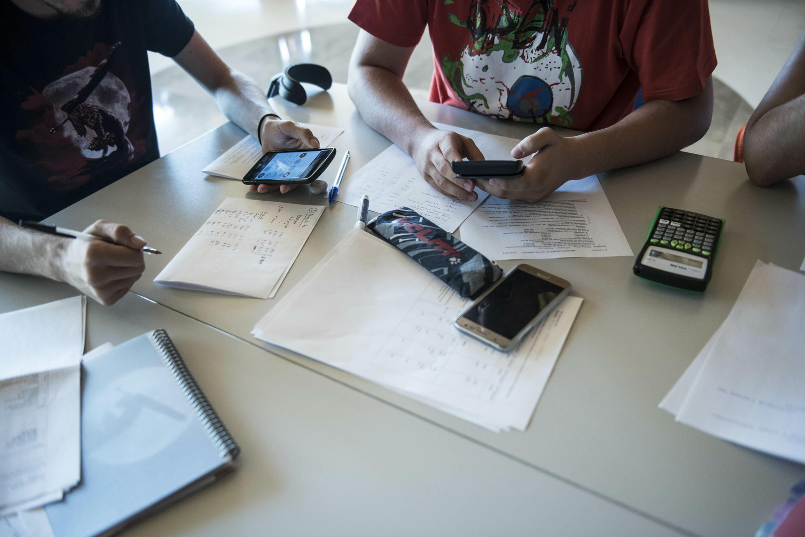 Imagen de archivo de estudiantes de Ciencias con sus móviles.