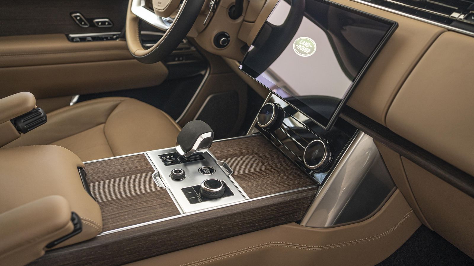 Los detalles de calidad y refinamiento están por doquier. Y el nivel que se alcanza puede ser superlativo en tanto que con el acabado SV se puede incorporar a este SUV prácticamente lo que se desee.