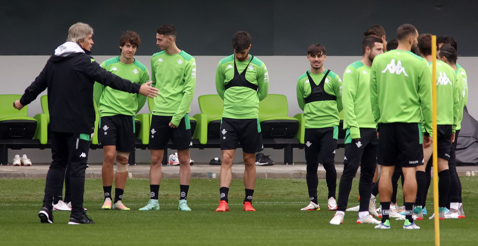 Pellegrini, rodeado de canteranos en el entrenamiento.
