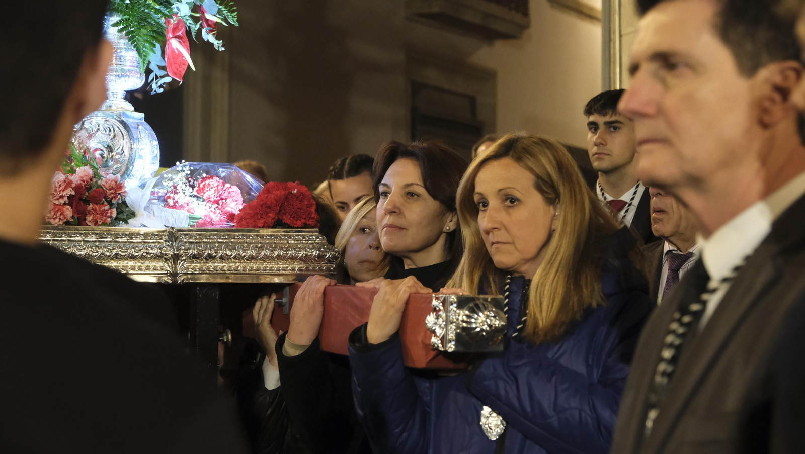 Procesión del Vía Crucis-Cristo de la Escucha en Almería, en imágenes