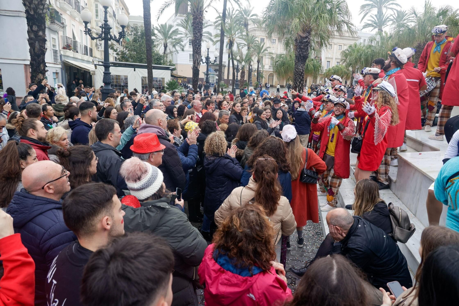 Las imágenes de un domingo de Carnaval en Cádiz pasado por agua