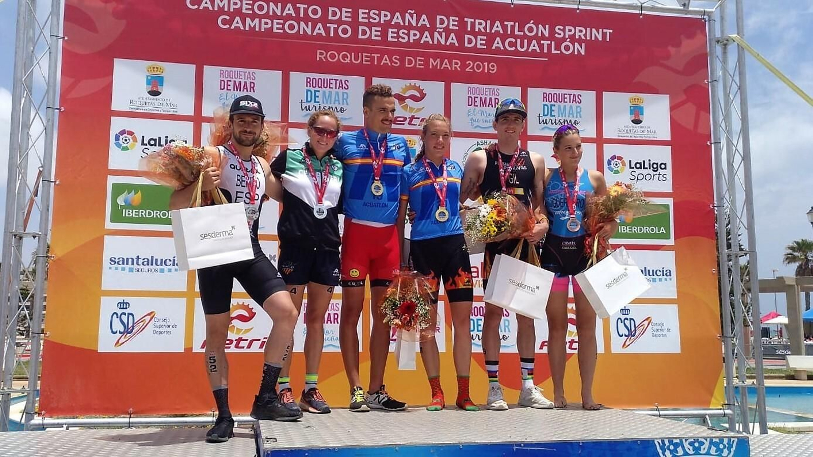 Los grandes vencedores de la prueba de acuatlón.