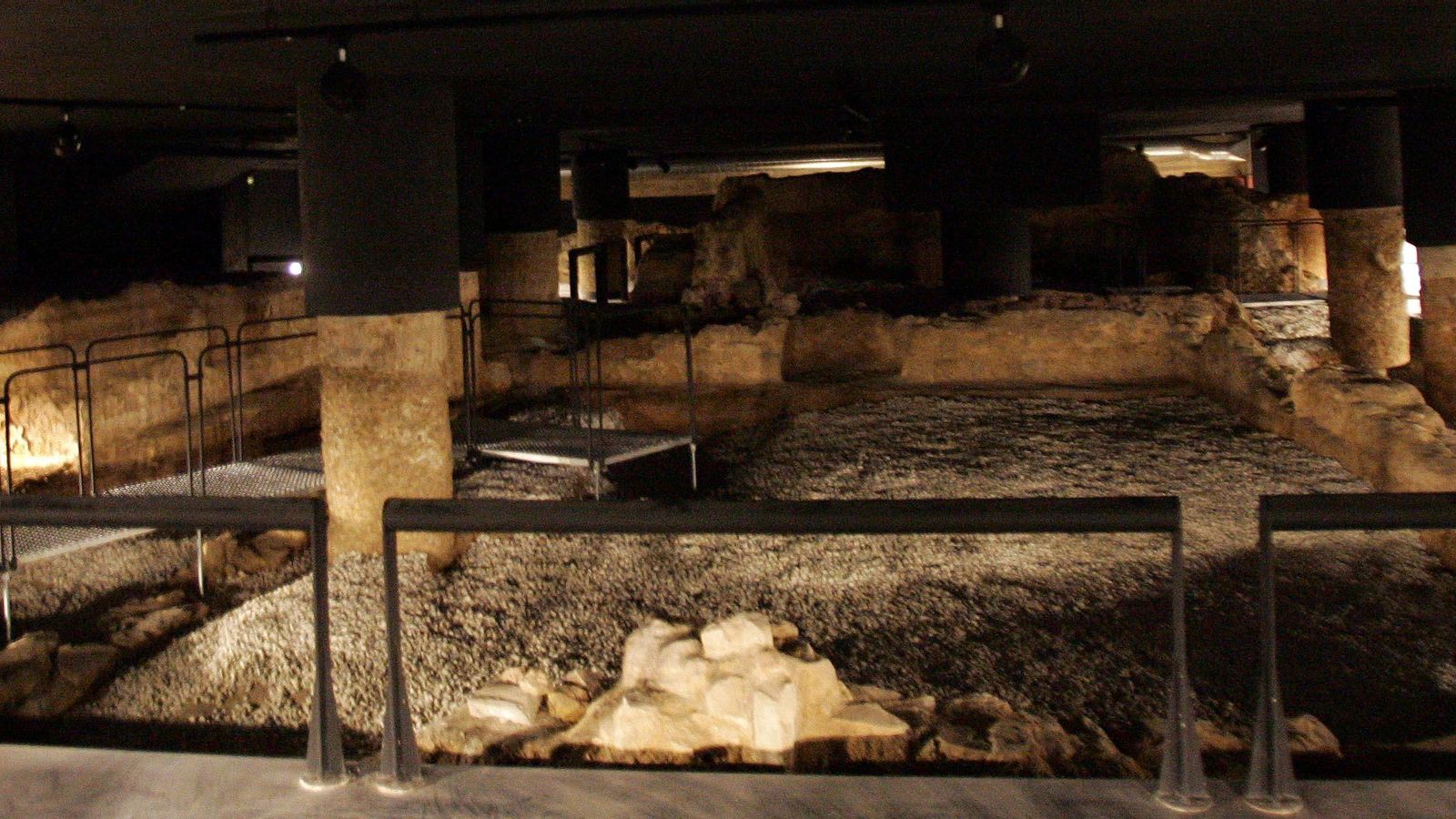 Restos del yacimiento funerario localizado en la calle Agua.