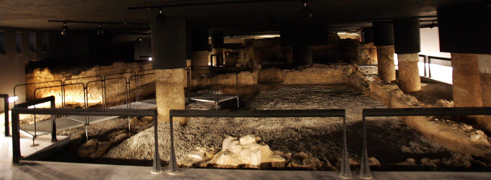 Restos del yacimiento funerario localizado en la calle Agua.
