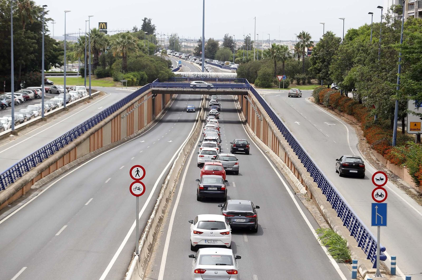 Imágenes de las retenciones provocadas por un accidente en el puente del Odiel