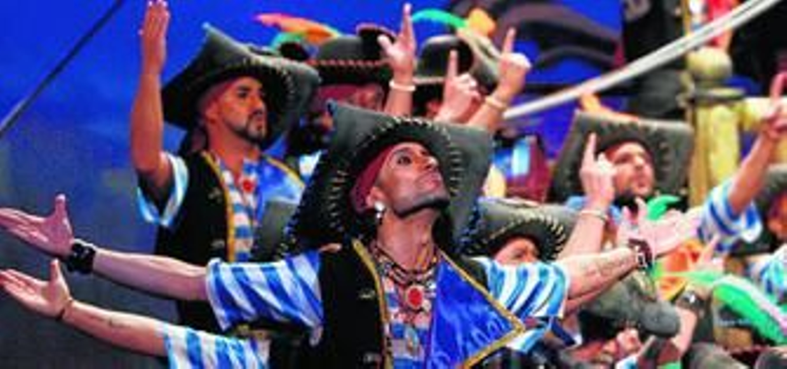 Coro Los cabrones, de Julio Pardo, con su tipo de piratas aguerridos y la fuerza de su tango como argumentos para luchar esta noche en la final de Carnaval de Cádiz.